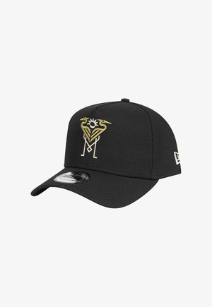 Schwarze Kappe aus Stoff mit strukturiertem Design. Verfügt über ein gold- und weiß gesticktes Logo mit Vogelmotiven auf der Vorderseite. Gekrümmter Schild.
