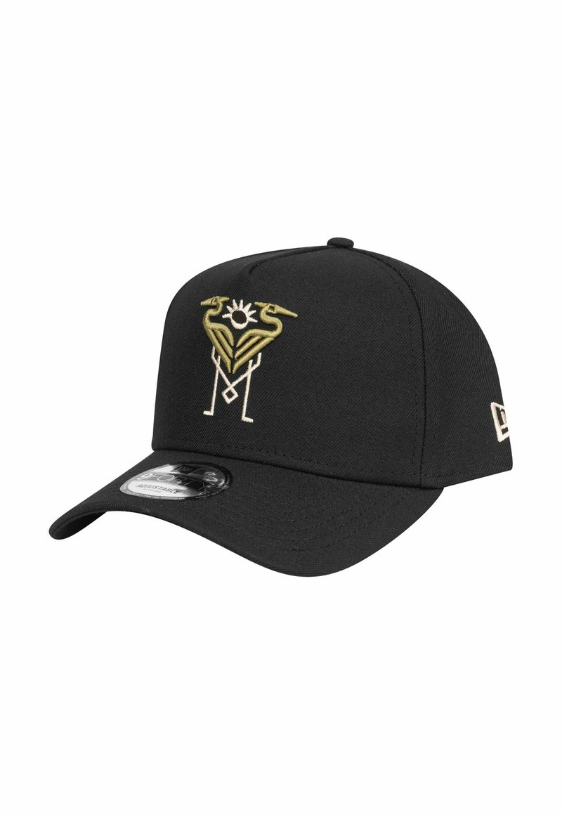 Schwarze Kappe aus Stoff mit strukturiertem Design. Verfügt über ein gold- und weiß gesticktes Logo mit Vogelmotiven auf der Vorderseite. Gekrümmter Schild.