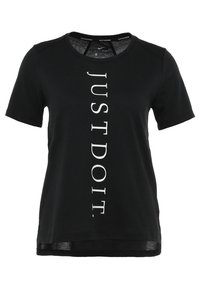 Camiseta negra de tela con mangas cortas, que presenta un logo vertical en blanco "JUST DO IT." en el frente y un bajo texturizado en la parte inferior.