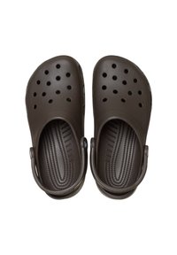 Bruine instapklompen met ventilatiegaten, geprofileerde binnenkant en achterste hielband voor een veilige pasvorm. Lichtgewicht, gevormd ontwerp.