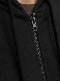 Zwarte zip-up hoodie met een gladde stoftextuur, verstelbare trekkoorden en een nylon rits met een metalen trekker.