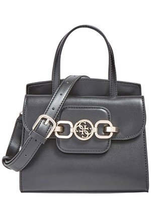 Sac à main en cuir noir avec poignées supérieures, bandoulière ajustable et fermoir décoratif doré sur le rabat avant.