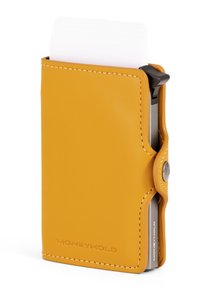 Gul läderplånbok med vita kort delvis utdragna och en metallåtkomstspak på sidan, märkt "MONEYHOLD."
