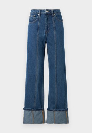 Blauwe spijkerbroek met hoge taille en wijde pijpen, voorzien van contrasterende denim omslagen, zichtbare stiksels en voorvakken.