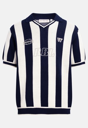 Μπλε ναυτικό και λευκό πλεκτό πόλο μπλούζα με κάθετες ρίγες, κοντά μανίκια, V-λαιμόκοψη και κεντημένα λογότυπα «RBL» και «Redefined Rebel» στο στήθος.