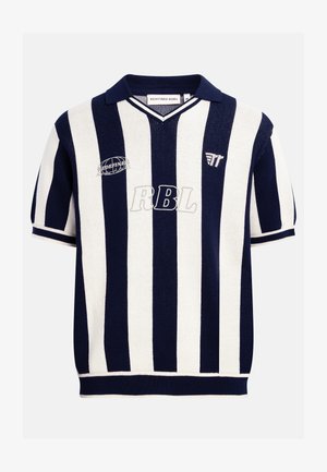 Μπλε ναυτικό και λευκό πλεκτό πόλο μπλούζα με κάθετες ρίγες, κοντά μανίκια, V-λαιμόκοψη και κεντημένα λογότυπα «RBL» και «Redefined Rebel» στο στήθος.