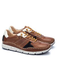 Zapatos de cuero marrón con acentos en blanco y negro, panelado texturizado, cordones amarillos y suela moteada. Presenta detalles de costura.