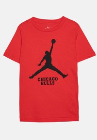 Camiseta de algodón roja con una silueta negra de un jugador de baloncesto en una pose de salto y el texto "CHICAGO BULLS" debajo.