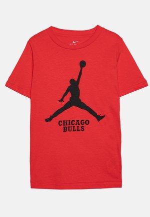 Camiseta de algodón roja con una silueta negra de un jugador de baloncesto en una pose de salto y el texto "CHICAGO BULLS" debajo.