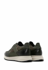 Zapatillas de estilo contact en cuero verde oscuro con acentos de gamuza gris. Presentan un talón texturizado en negro y una suela de goma color marfil.