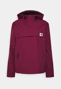 Veste à enfiler de couleur bordeaux foncé, fabriquée en tissu léger. Elle comprend une capuche, une poche avant et des cordons de serrage ajustables. Texture lisse.