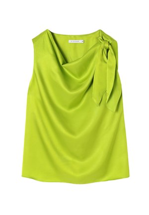 Haut sans manches en satin vert avec un devant drapé et un détail de nœud sur le côté. Texture lisse avec une coupe décontractée. Étiquette visible au niveau du cou.