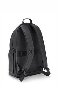 Fekete hátizsák párnázott szerkezettel, hálós hátrésszel és állítható pántokkal. Oldalzsebekkel és felső fogantyúval rendelkezik a könnyű hordozás érdekében.