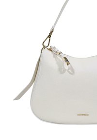 Hvid skuldertaske i læder med guldspænde, aftagelig rem, lynlåslukning og mærkelogo i det nederste hjørne.