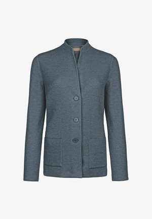 Giacca da uomo blu a trama con colletto alla mandarino, tre bottoni e due tasche frontali a toppa, esposta su sfondo bianco.