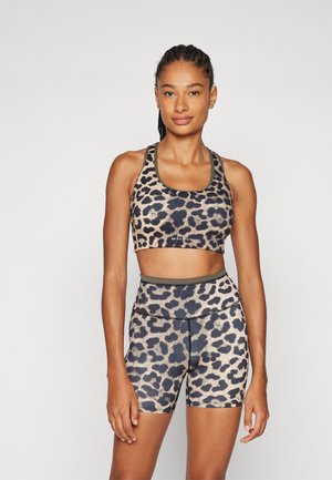 Leopardmønster sports-bh og høytlivte shorts-sett i beige og svart, med en glatt overflate og brede, kontrasterende stropper.