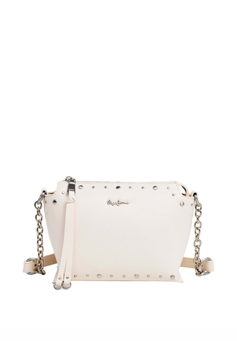 Borsa a mano in pelle bianca con dettagli in borchie d'argento, tracolla a catena e chiusura con zip. Presenta una texture liscia e una forma affusolata.