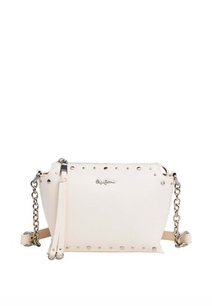 Sac à main en cuir blanc avec des accents de clous argentés, une bandoulière chaîne, et une fermeture éclair. Présente une texture lisse et une forme effilée.