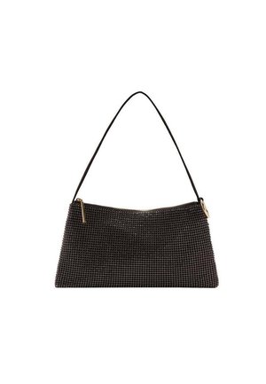 Bolso de malla negro con una textura suave, una forma curva y una sola correa ajustable. Presenta acentos de hardware en dorado. Diseño rectangular.