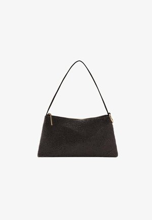 Bolso de malla negro con una textura suave, una forma curva y una sola correa ajustable. Presenta acentos de hardware en dorado. Diseño rectangular.