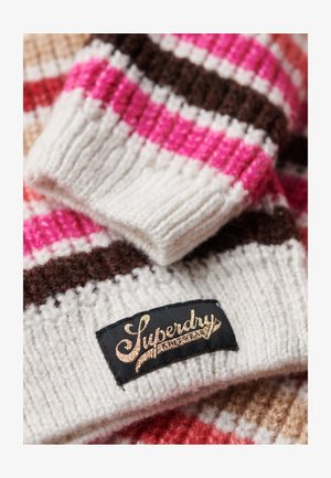 Sombrero de lana con rayas rosa, blanco y marrón, con un diseño texturizado acanalado. Incluye una etiqueta negra con bordado en dorado.