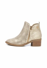 Stivaletto in oro perforato con punta affusolata, cerniera laterale e tacco a blocco impilato. Il materiale ha una finitura strutturata con fori circolari.