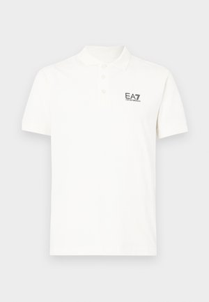 Valge puuvillane polo-särk, millel on klassikaline krae, lühikesed varrukad ja vasakul rinnal väike must EA7 logo.