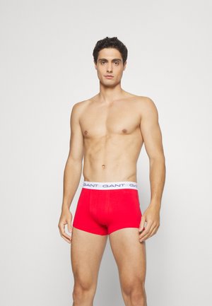 Rote Baumwoll-Boxershorts mit einem weißen Gummibund, auf dem der Markenname "GANT" steht. Das Design ist schlicht mit einer figurbetonten Passform.