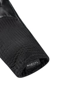 Schwarze Leder- und Stoffhandschuhe mit gerippter Textur, versehen mit einem Tag, auf dem in weißer Schrift "ROECKL" steht. Glatte und strukturierte Materialien stehen im Kontrast zueinander.