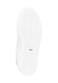Sola di sneakers bianche con pattern a zigzag testurizzato, caratterizzata da un piccolo logo della bandiera italiana vicino al tallone, realizzata in materiale gommoso.