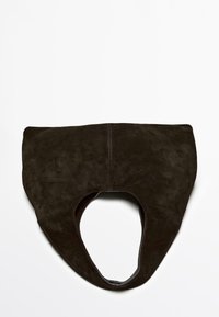 Brun mockaskinnsväska i trapezoid form med en utskuren mitt, med kontrasterande sömmar längs kanterna. Slät yta överlag.