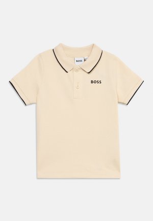 Beige polo met korte mouwen, zwarte bies op kraag en mouwen, twee knopen en het "BOSS"-logo op de borst.