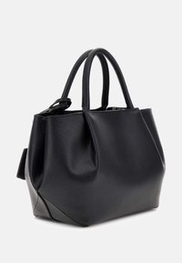 Sac à main en cuir noir au design structuré, avec des poignées arrondies et une surface texturée. Il dispose d'un intérieur spacieux et de peu d'accents en métal.