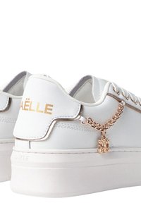 Sneakers bianchi con finitura lucida, dotati di accenti in oro rosa, una catena decorativa e dettagli del logo sul tallone.