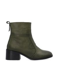 Olivově zelená kožená kotníková bota s černým blokovým podpatkem a zadním poutkem, viditelné švy, boční profil na bílém pozadí.