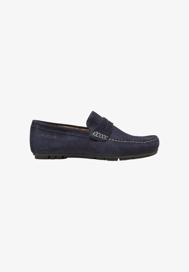 Mocassin homme en daim bleu marine avec bride penny, coutures blanches et semelle en caoutchouc à adhérence texturée.