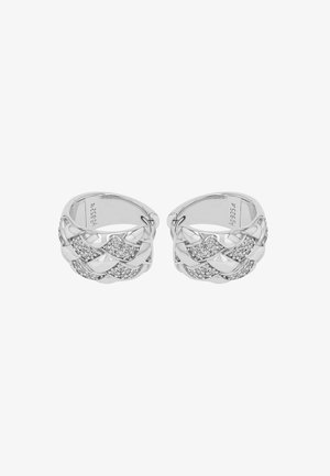 Coppia di orecchini a cerchio in argento con un design intrecciato, con sezioni incastonate di piccole pietre scintillanti.