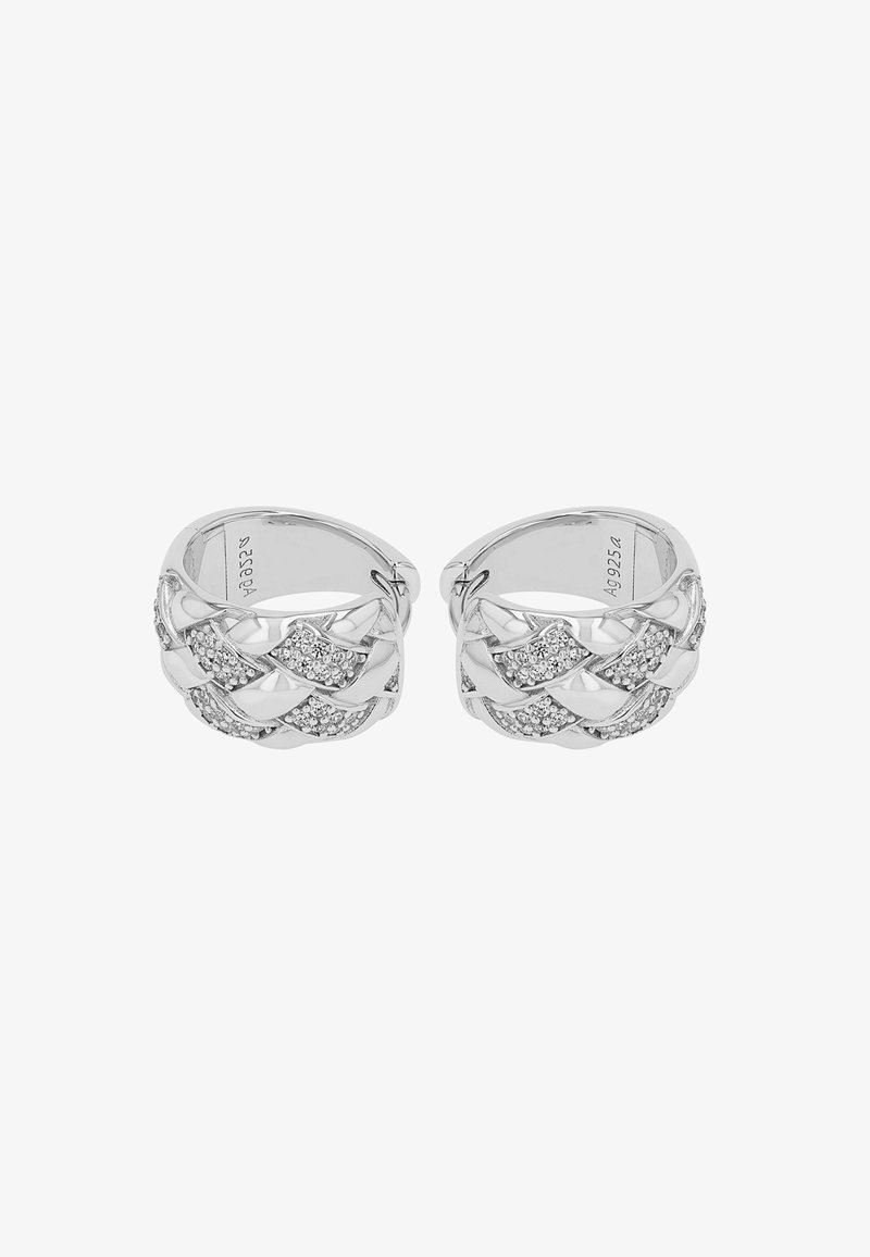 Coppia di orecchini a cerchio in argento con un design intrecciato, con sezioni incastonate di piccole pietre scintillanti.