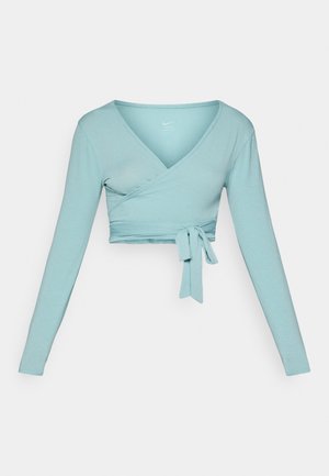 Haut drapé à manches longues bleu clair en tissu doux, avec un décolleté en V plongeant et un détail de lien à la taille.