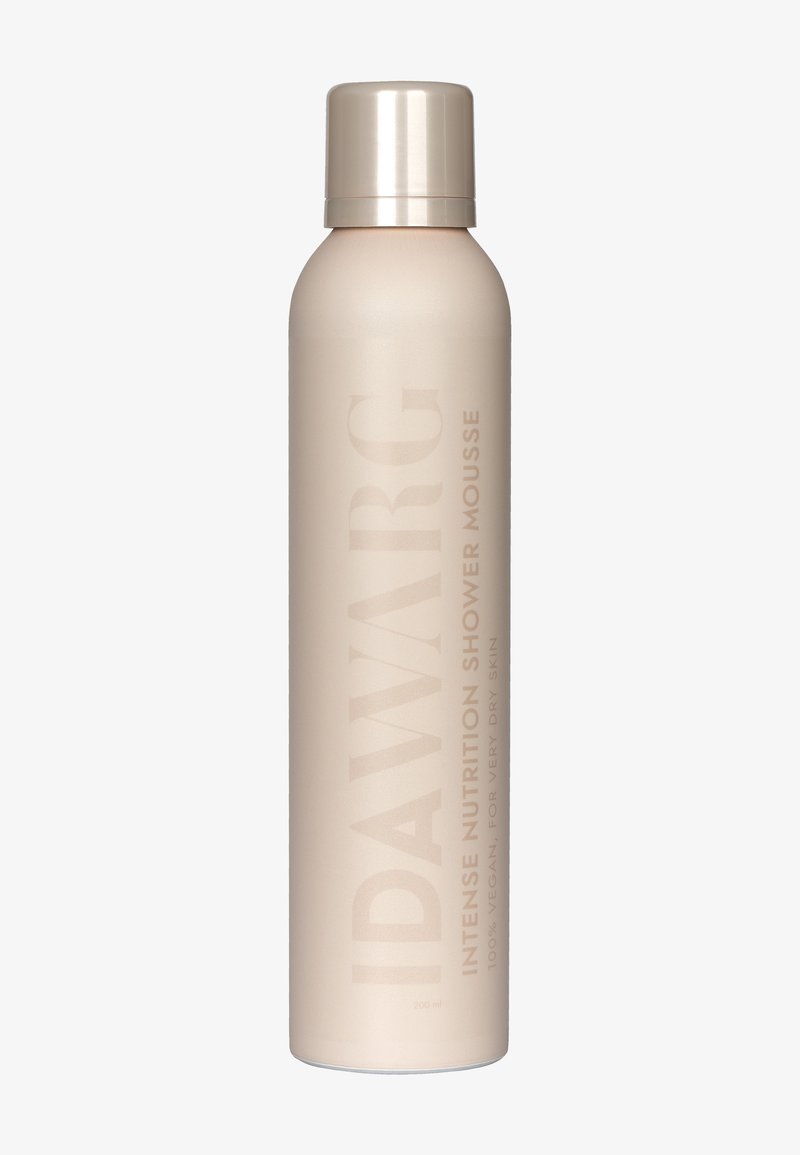Beige aerosolbeholder med rund form. Etiketten sier "IDAWARG Intense Nutrition Shower Mousse" i lys brun, 200 ml, vegansk.