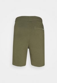 Shorts en coton vert olive avec une texture douce, longueur mi-cuisse, taille élastique et une poche arrière.