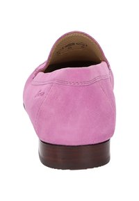 Rosa Wildleder-Slipper mit runder Zehenform, niedrigem Holzabsatz und dezenten Nähdetails auf der Rückseite. Insgesamt glatte Textur.