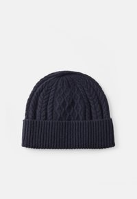 Marine blauwe gebreide beanie met een gestructureerd kabelpatroon en een ribbel boord. Gemaakt van zachte stof voor warmte en comfort.