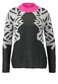 Musta ja harmaa kuvioitu neule, jossa on valkoisia geometrisiä muotoja hihoissa ja rinnassa, ja joka on varustettu kirkkaan vaaleanpunaisella ribbikauluksella.