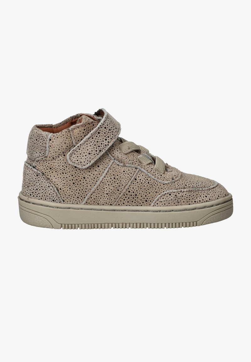 Beige hoge sneakers van geperforeerd suede, met veters en klittenbandsluiting, rubberen zool en textuurdetails.