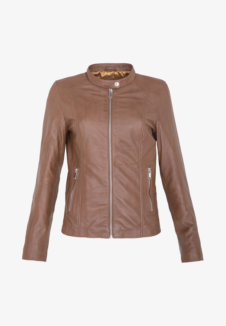 Bruine leren jas met staande kraag, rits aan de voorkant, twee zijritsen en een gladde textuur. De binnenvoering is goudkleurig.