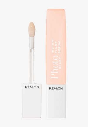 Revlon PhotoReady Instant Plump Serum med applikatorstav, der viser en lyse ferskenfarvet tube og hvid hætte på ensfarvet baggrund.
