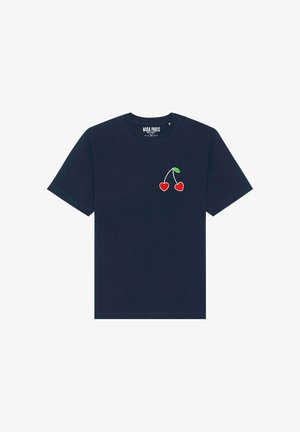 Navyblauwe katoenen t-shirt met een rode kersafbeelding en groene bladeren. Korte mouwen en een ronde halslijn. Eenvoudig, ongecompliceerd ontwerp.