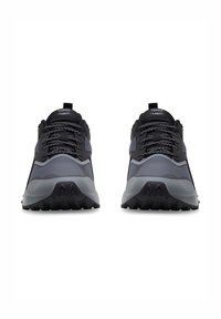 Mustad mustad ja hallid sportlikud jalatsid hingava võrgu ülaosa, tugevdatud varbakaitse, vastupidav välistald ja peegeldavad detailid. Kinnitatav nööriga disain.