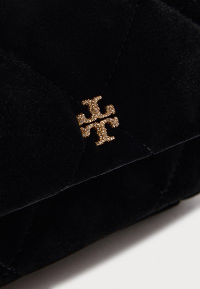 Μαύρη βελούδινη τσάντα χειρός με κεντητό σχέδιο και χρυσή διακόσμηση σε σχήμα σταυρού από μικρές λαμπερές πέτρες.